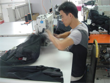 我咨詢了幾個職業(yè)裝定制公司，你們的價格好像不低，這是為什么呢？